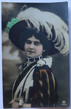 AK Frau mit Hut und Federn / um 1910-1930 / Historische Kleidung