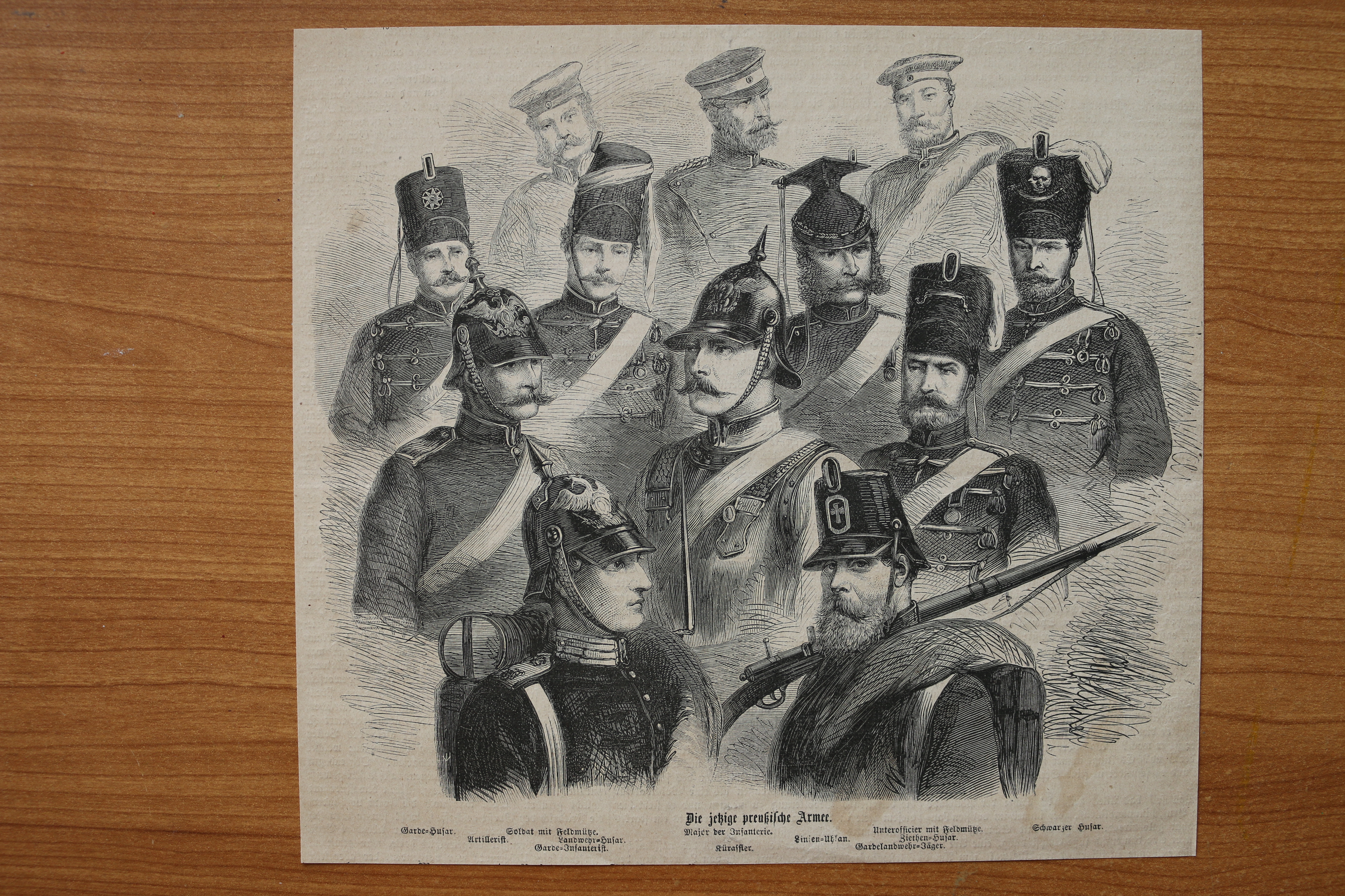 Ansichtskarten-Design-Kunst - Holzstich Preussische Armee Krieg 1866  Preussen Österreich Garde Husar Ulan Jäger Kürassier Pickelhaube Uniformen  Mützen